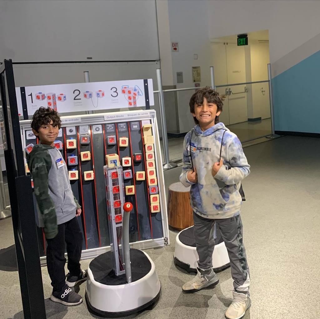 3rd grade students at tech interactive museum display
