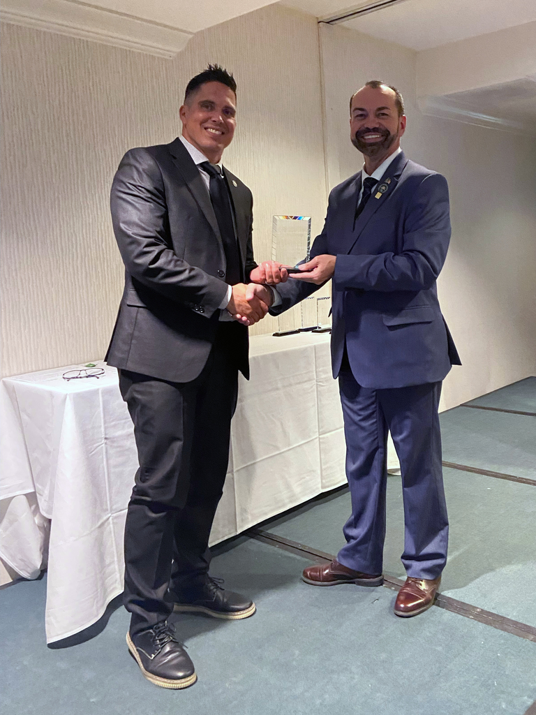 Dr. David Viss accepts award